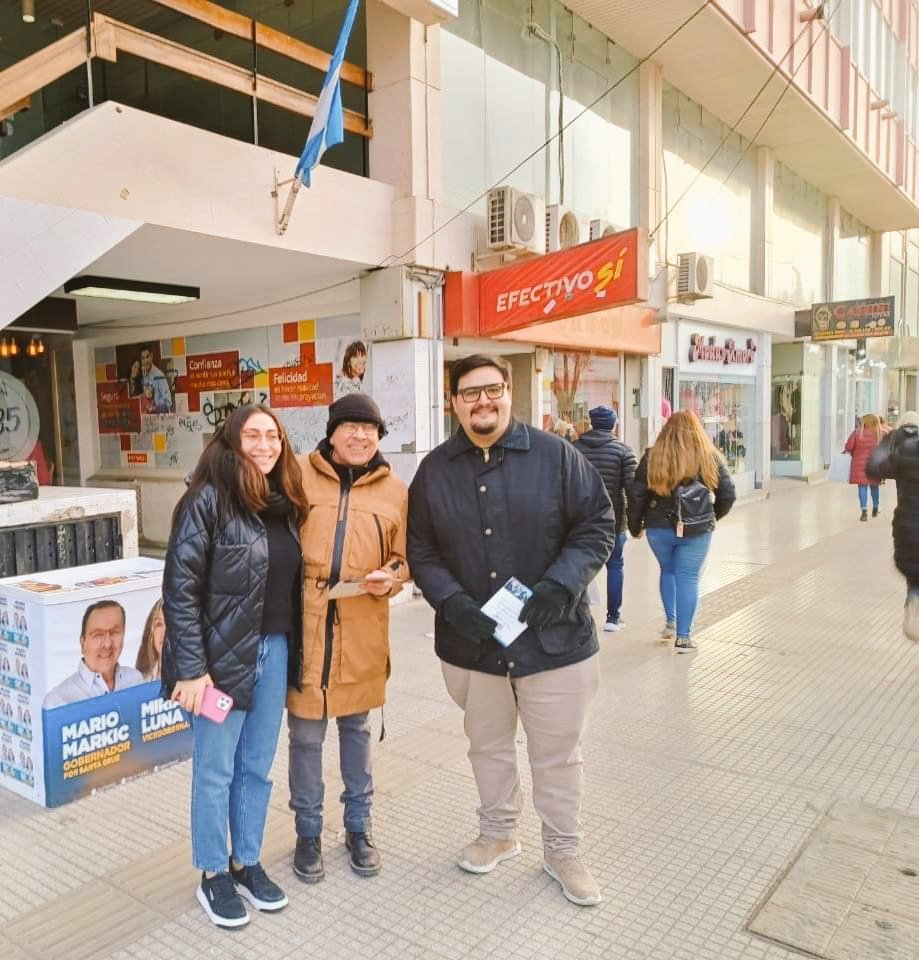 stacruzpro's tweet photo. 📍 Estuvimos en #RíoGallegos hablando con la gente y repartiendo nuestra propuesta.
Junto a @MarioMarkic, @ItaloBringas y #MagnaGarcia se viene el cambio de nuestras vidas #PorSantaCruz.
#Pro #ConsensoProSantaCruz #marioMarkic #ProSantaCruz https://t.co/hPZyedDlPz
