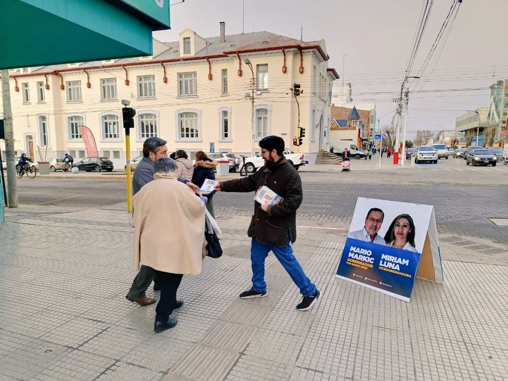 stacruzpro's tweet photo. 📍 Estuvimos en #RíoGallegos hablando con la gente y repartiendo nuestra propuesta.
Junto a @MarioMarkic, @ItaloBringas y #MagnaGarcia se viene el cambio de nuestras vidas #PorSantaCruz.
#Pro #ConsensoProSantaCruz #marioMarkic #ProSantaCruz https://t.co/hPZyedDlPz