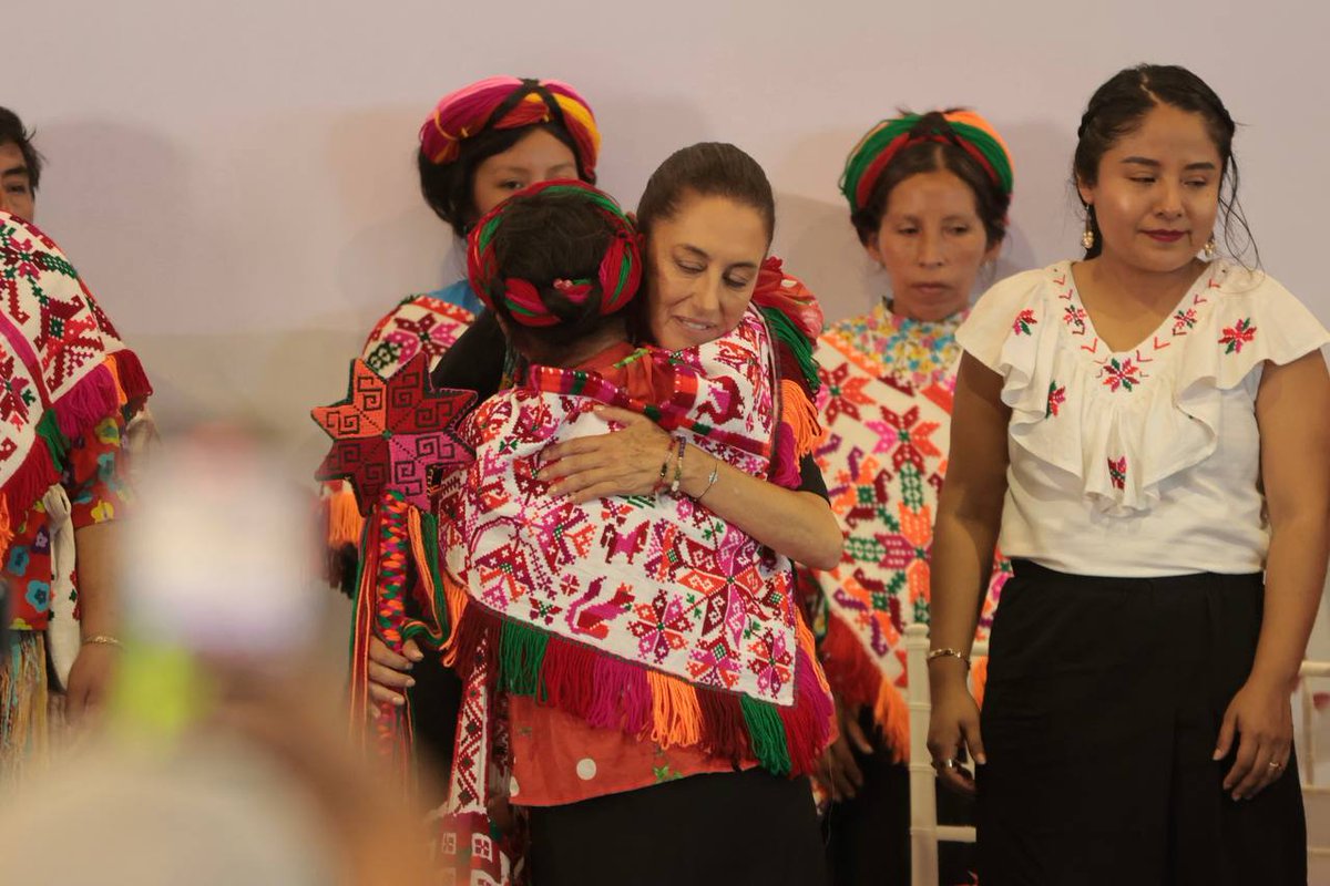 Claudiashein's tweet photo. En nuestra Asamblea Informativa de San Luis Potosí hablamos de Fox, vocero del Frente Cínico Opositor, quien califica a las 25 millones de familias beneficiarias de los programas sociales como “huevones” que no trabajan y que por esa razón deberían eliminarse.

Eso incluye la Pensión para los Adultos Mayores, las Becas Benito Juárez, Jóvenes Construyendo el Futuro, las Becas para las Personas con Discapacidad o cualquiera de los 65 programas que ha implementado el Gobierno de México con un presupuesto cercano al billón de pesos.

Eso sí, quiere que regrese la pensión para expresidentes porque él “batalla para sobrevivir”.

Ese es su verdadero pensamiento, por eso no volverán a gobernar.
Nuestro movimiento seguirá siendo aliado del pueblo que ellos desprecian y la transformación continuará.