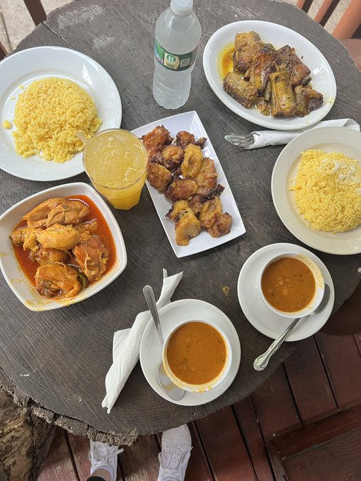 Dominican food on a stump! (I did not eat the plantains) https://t.co/L2WWRxhLSo