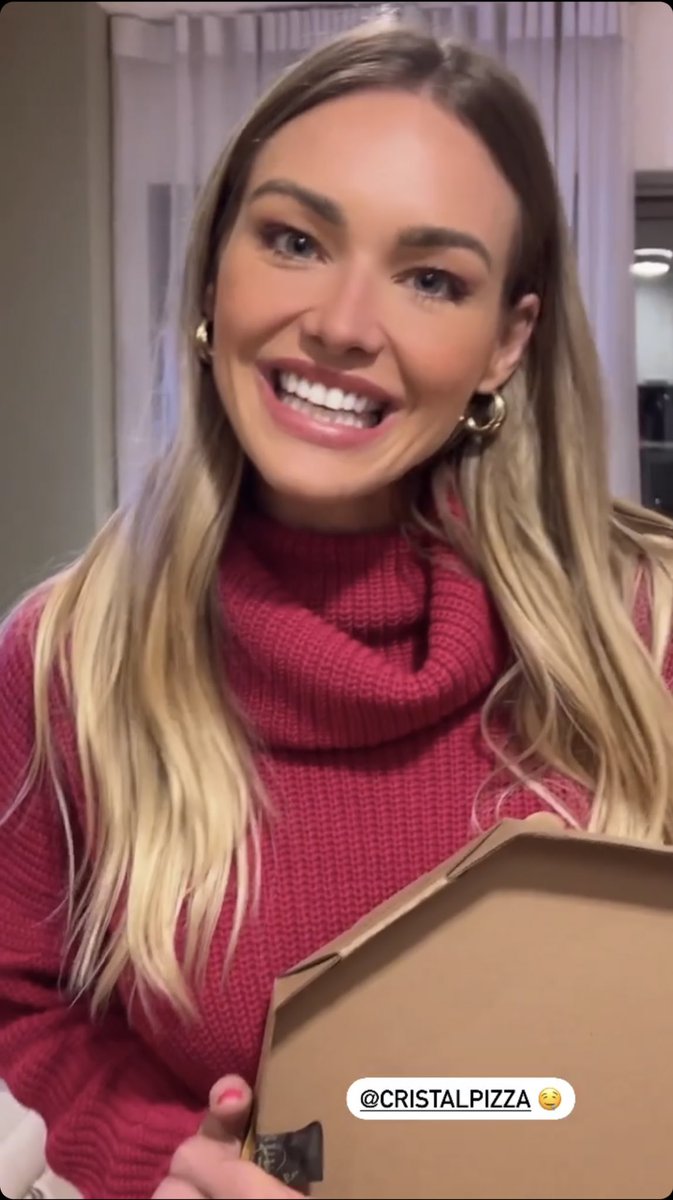 A patroa toda feliz com sua pizza de burrata 😂❤️