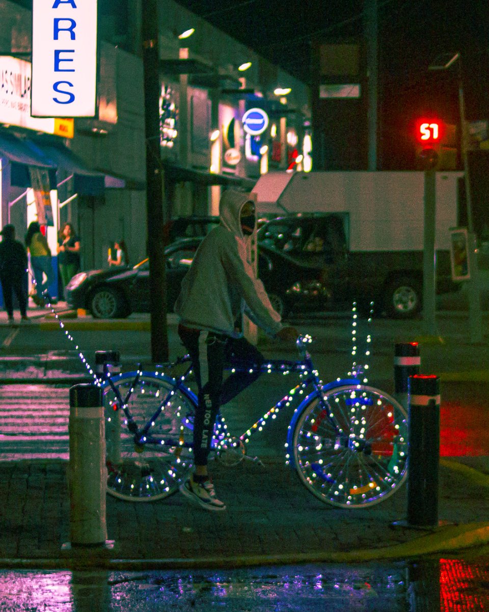 bicitografo's tweet photo. Que fregona #bicicleta, de esas para se bien visible de #noche 😁
Felicidades a ti y a tu #bicla 
.
🟢🚲
#bicycle #velo #bicicletando #yoamolabicicleta #bicyclelove #canon https://t.co/J9hLkmVBqm