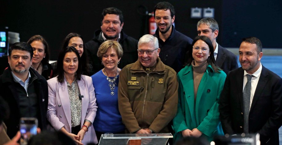 - Alcaldes y Carabineros unen esfuerzos para fortalecer la seguridad ciudadana 

- En un esfuerzo conjunto por mejorar la seguridad en sus respectivas comunas, un grupo de alcaldes se reunió en la sede central de Carabineros de Chile con el Director General, Ricardo Yañez, y