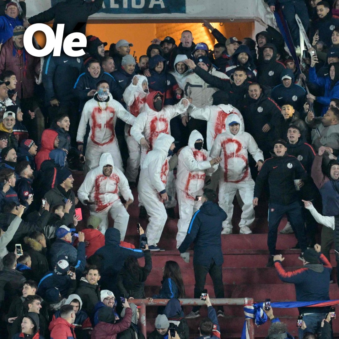 DiarioOle's tweet photo. Hinchas de San Lorenzo se vistieron para gastar a Huracán, hoy en zona de descenso ⚠️ https://t.co/eqP4aF8TQ6