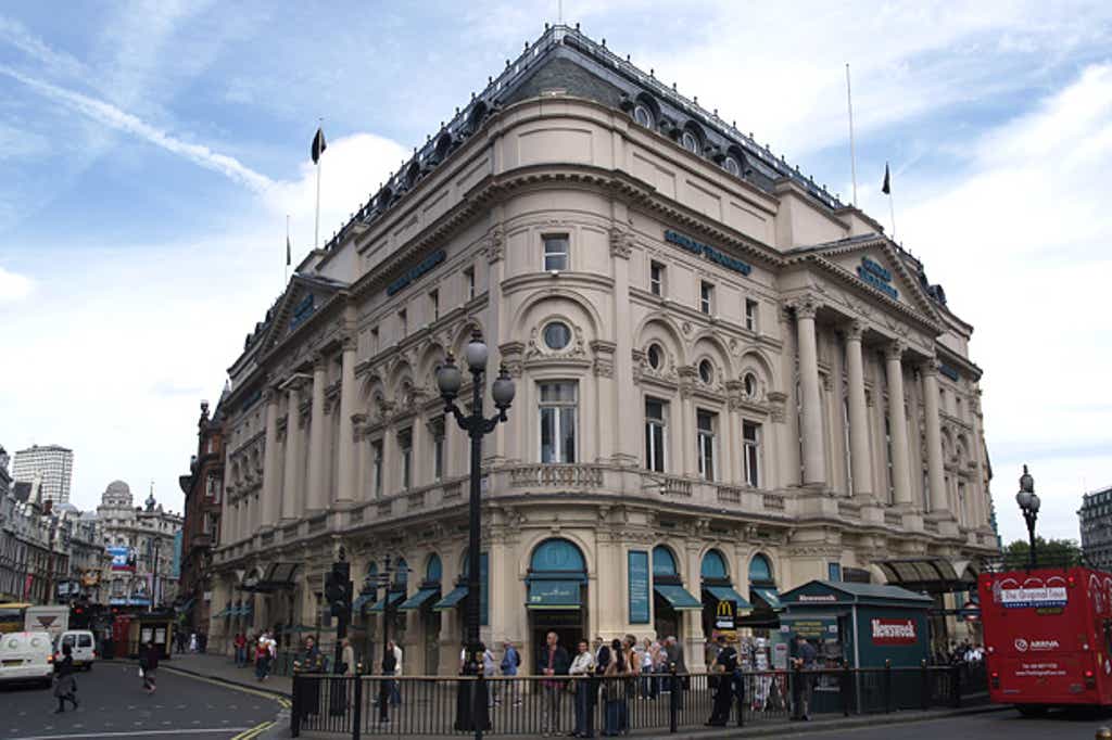 I say the Trocadero should NOT be allowed to be converted into a MOSQUE!
Drop a ❤️ if you agree &amp; RT &amp; Follow Me!