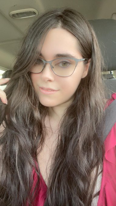 Here's a beach trip selfie from last week! It was the most chaotic day, but real cute watching my lab