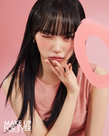 LSRFM_GLOBAL's tweet photo. [PHOTO] 230720

#KIMCHAEWON for MAKE UP FOR EVER  'New Artist Blush' Campaign!

An official said, "This pictorial was shown in four colors that Chaewon picked out of a total of 13 shades."

🔗:  https://t.co/qhVefOhwpw

@le_sserafim @IM_LESSERAFIM
#LE_SSERAFIM #르세라핌 #김채원 https://t.co/CWM97YtAGa