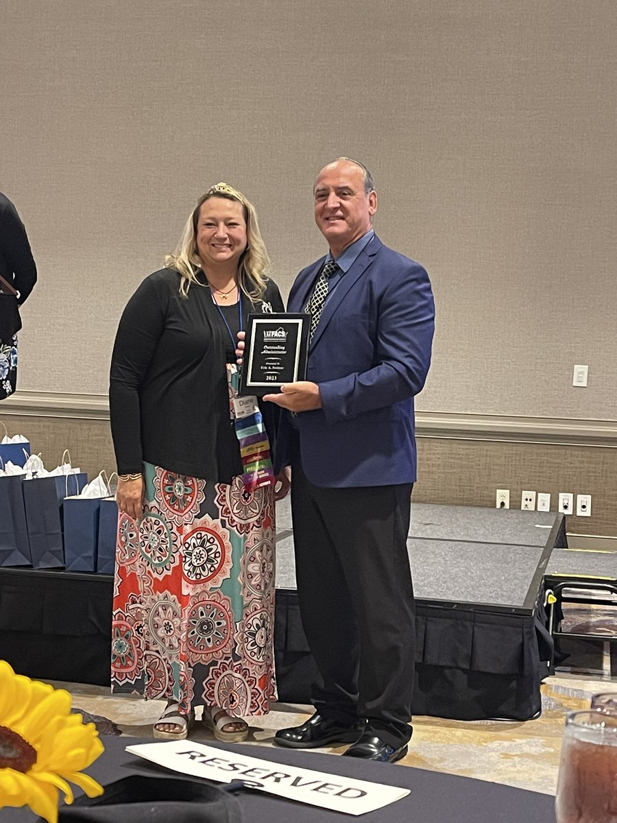 MrsJacksonFACS's tweet photo. Our amazing AP, Mr. Switzer, was honored at #VATFACS #pdi23 as Outstanding Administrator!! Thanks for all you do Mr. Switzer!! @Hyltoncares @HyltonBulldogs https://t.co/eXgs2CyaAr
