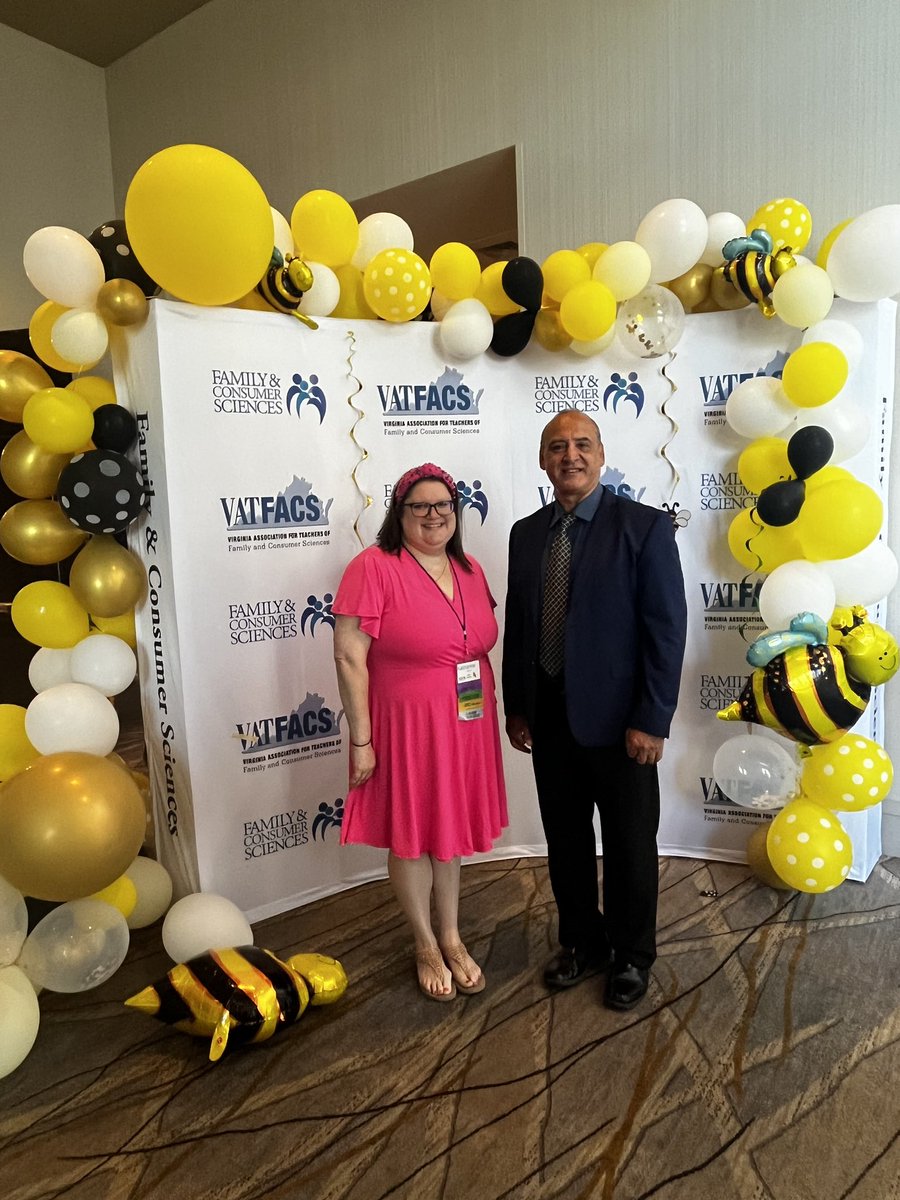 MrsJacksonFACS's tweet photo. Our amazing AP, Mr. Switzer, was honored at #VATFACS #pdi23 as Outstanding Administrator!! Thanks for all you do Mr. Switzer!! @Hyltoncares @HyltonBulldogs https://t.co/eXgs2CyaAr