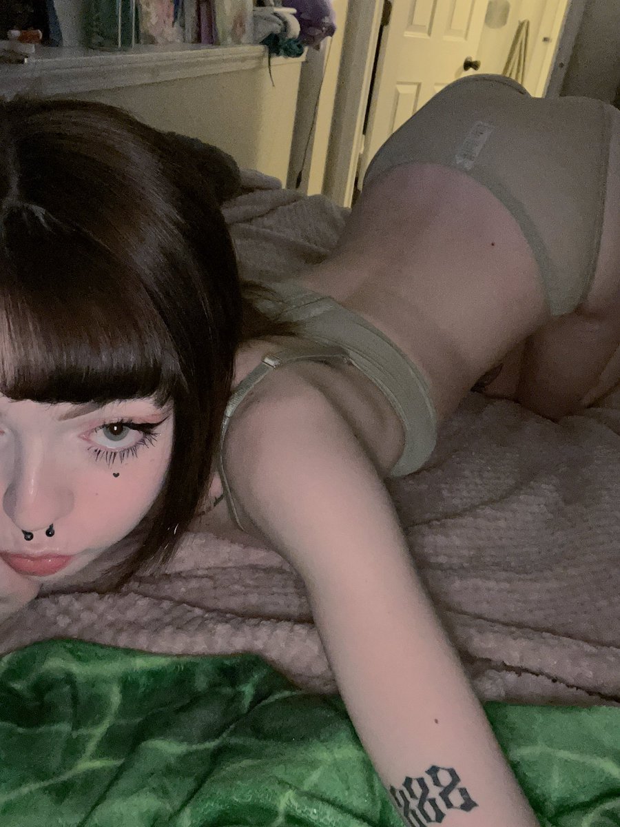 cry4r0w's tweet photo. hi hi

my names row/rowen

♤２２
♤ sub/switch/puppy
♤tattooed 
♤hard kinks
♤camera whore/tentacle fucker

♤retwt for mutuals 🤍 https://t.co/PxRUd3SWV2