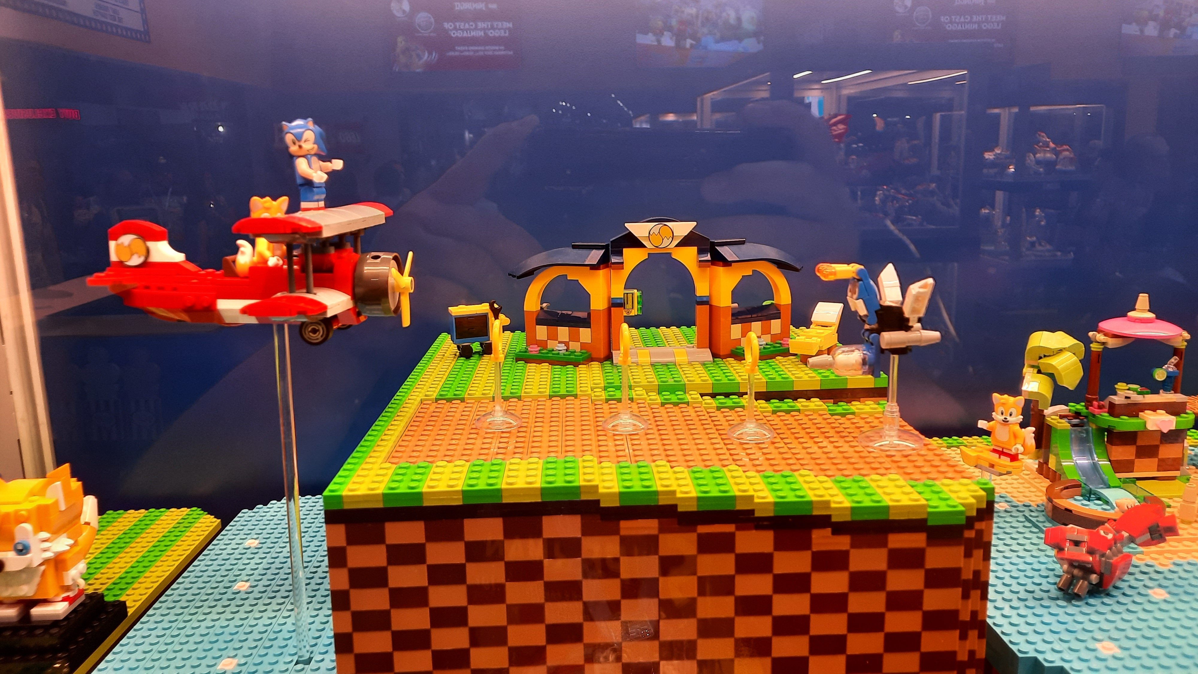 Sonic Stadium ✪ Sonic the Hedgehog Community on X: The #Gamescom SEGA  booth also has a GIANT LEGO Sonic feature. If you stand there and put your  hand in the LEGO Ring