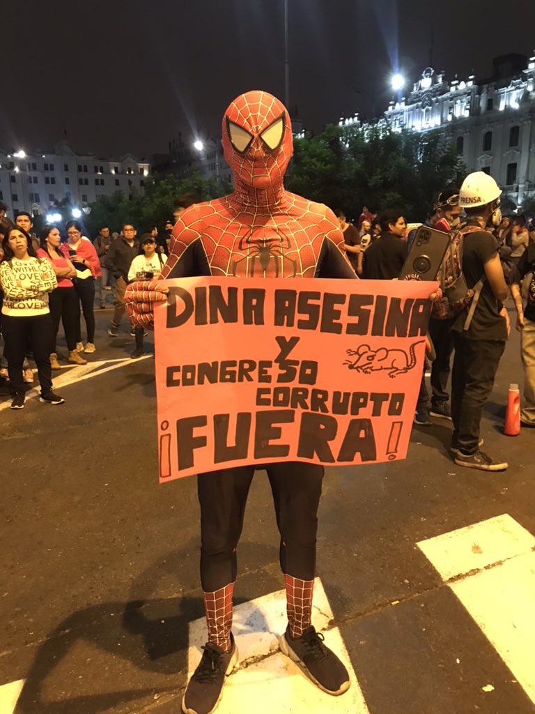 Alberto27910994's tweet photo. El hombre araña se suma a la lucha del 90% de Peruanos!! Dina Asesina y Congreso Corrupto. Fuera!!! https://t.co/Jftz0RVcSZ