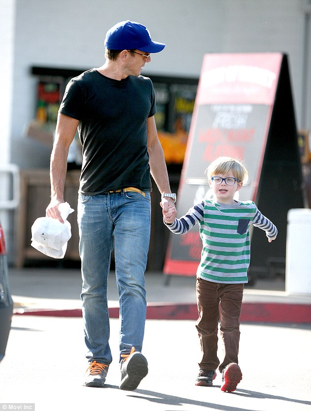 willarnettclips's tweet photo. Will with his son Archie (2015) https://t.co/hOQzMKZXiN