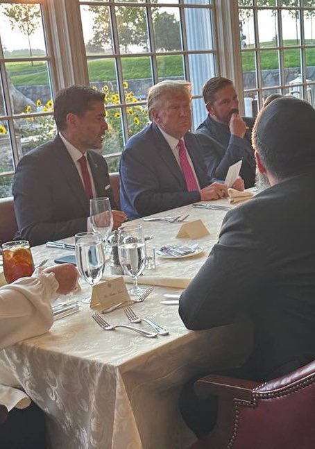 🚨| El presidente Donald Trump ya está en el evento Bedminster, para apoyar la película Sound of Freedom. Trump está junto a Eduardo Verástegui y Jim Caviezel para proteger a los niños. ⚠️ ¿Apoyas a estos grandes patriotas contra la élite pedófila y traficantes de menores?