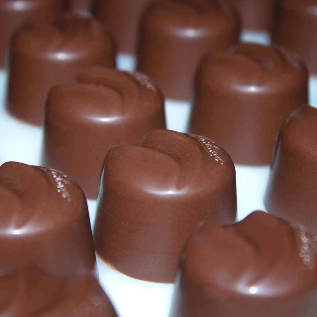 Preparando nuestro envinado de crema Azul, relleno de licor sabor agave con cobertura de chocolate 🤤💙
Este y otros deliciosos chocolates finos te esperan Colima 93 en el ❤️ de la #ColoniaRoma #CDMX #chocolover #chocolate