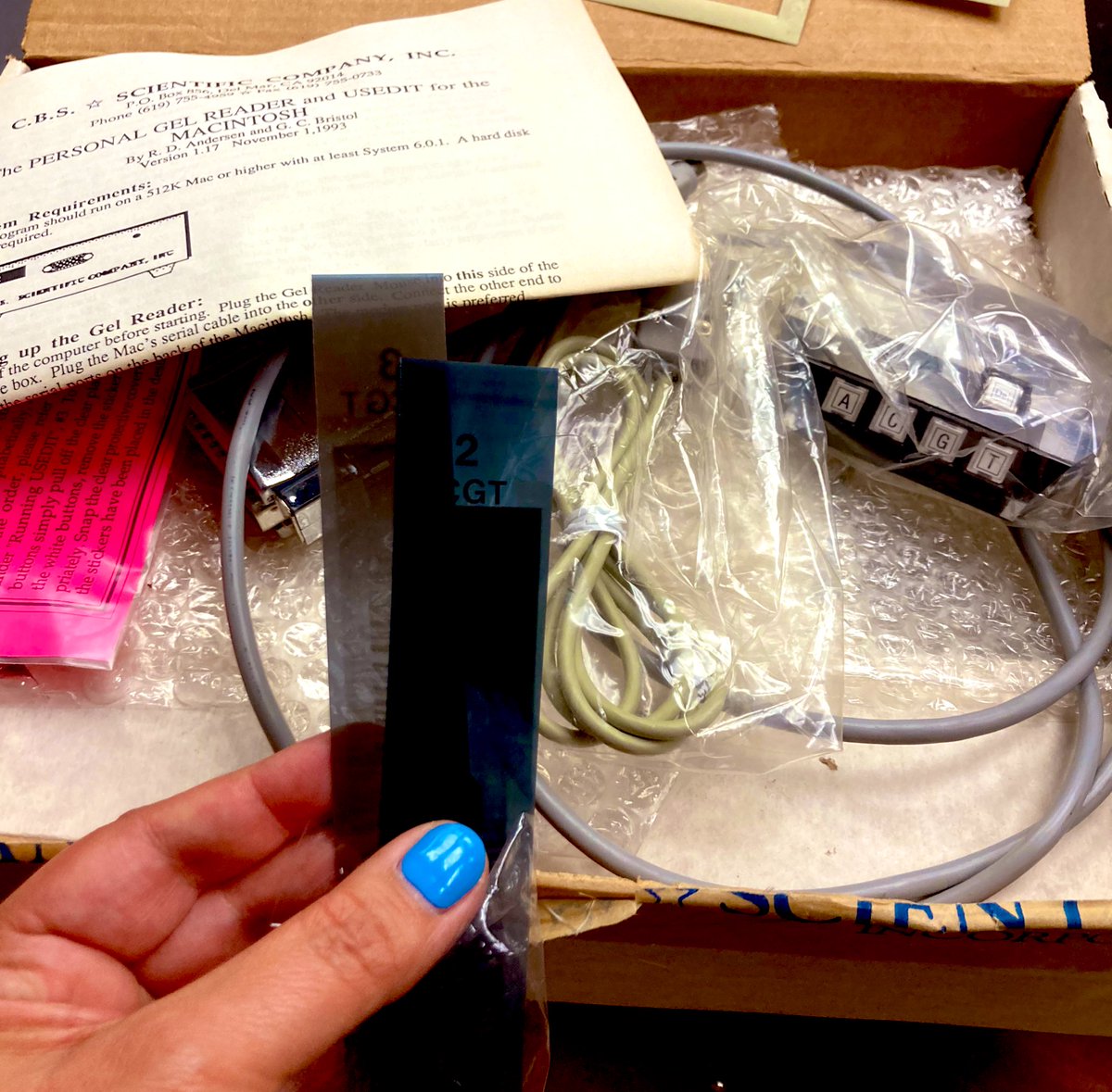 OH. My. Goodness. Look at this #relic! It’s a “Personal DNA Reader” discovered in a cabinet of the Cell and Molecular Methods teaching lab! It’s compatible with a “512K #Mac or higher with a least system 6.0.1.” It has little A, T, G, C buttons. 😭 #DNA