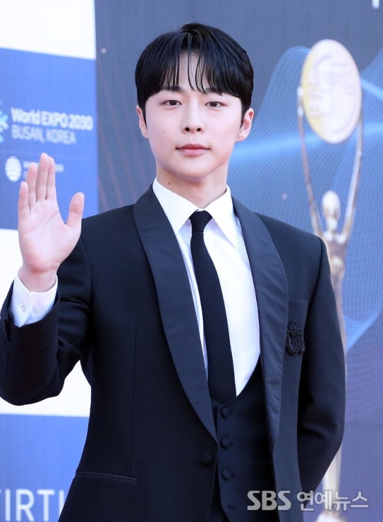 uuc_official's tweet photo. [#배인혁] [E포토] 배인혁, ˙응원복 벗고 멋진 턱시도로˙ (출처 : SBS연예뉴스 | 네이버 TV연예) https://t.co/pOifAotDIn https://t.co/zsAZeaL0Os