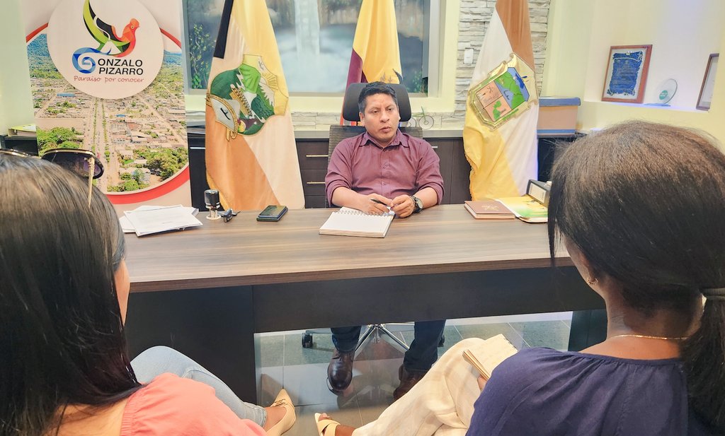 EducacionZ1Ec's tweet photo. [GONZALO-PIZARRO] En el contexto del acercamiento con autoridades del cantón, la coordinadora @martaluciavale se reúne con Darwin Azes, Alcalde de @GADM_GP, con la finalidad de gestionar recursos para intervención en infraestructura educativa. #TransformaciónEducativaEc https://t.co/9yvKtKy5qa