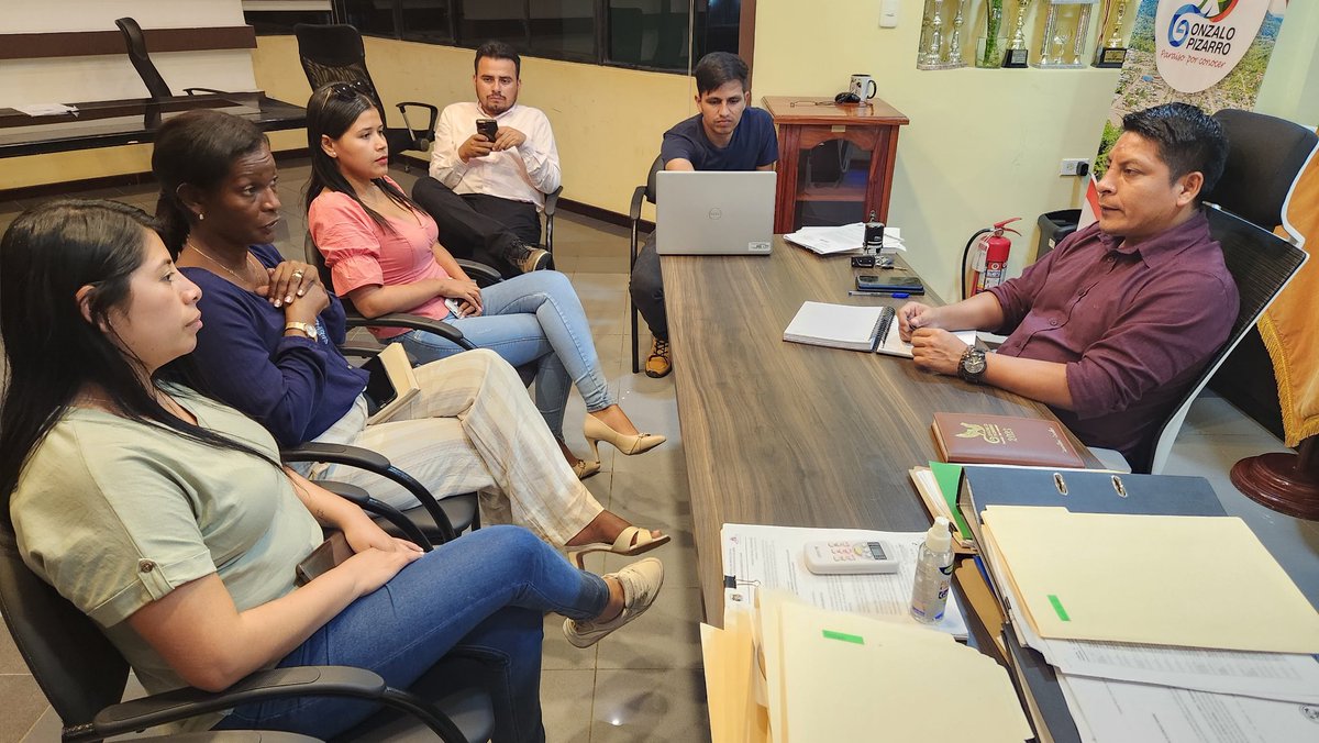 EducacionZ1Ec's tweet photo. [GONZALO-PIZARRO] En el contexto del acercamiento con autoridades del cantón, la coordinadora @martaluciavale se reúne con Darwin Azes, Alcalde de @GADM_GP, con la finalidad de gestionar recursos para intervención en infraestructura educativa. #TransformaciónEducativaEc https://t.co/9yvKtKy5qa