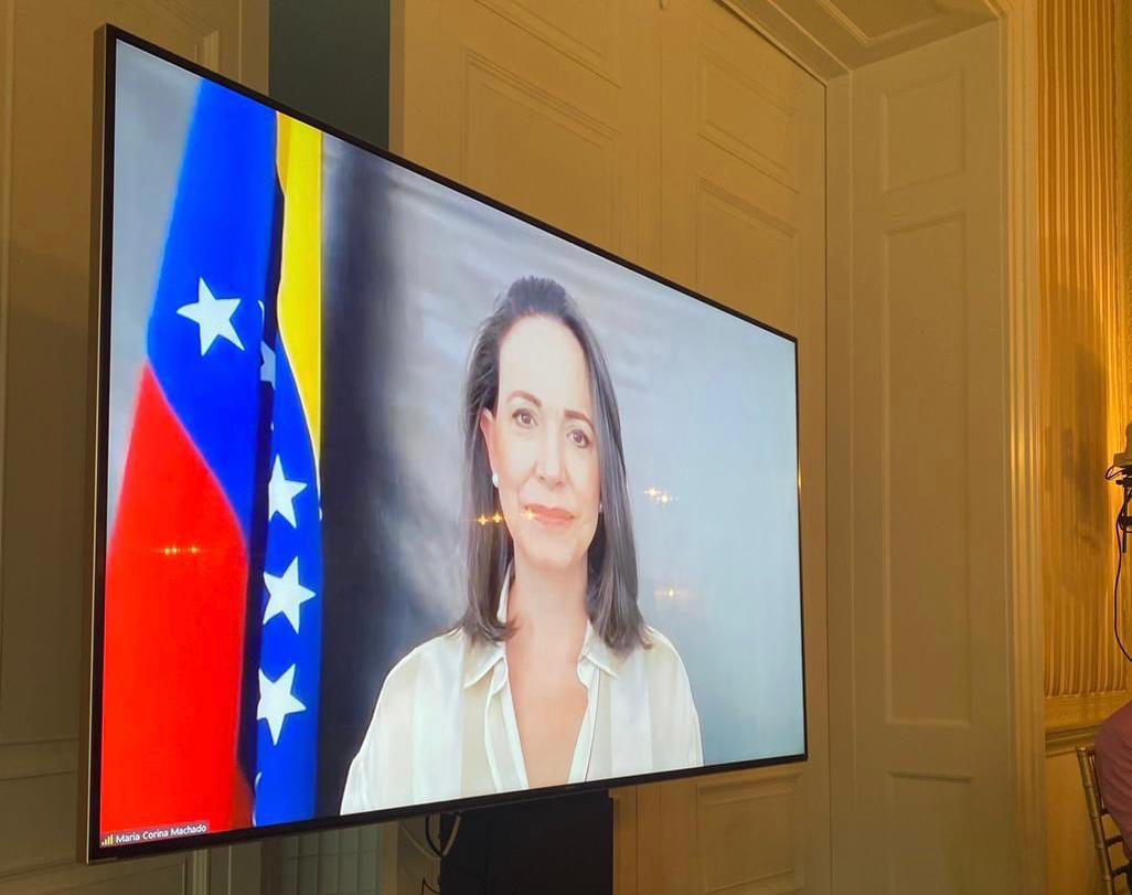 polianalitica's tweet photo. 🇺🇸 María Corina presentó su plan de gobierno en Nueva York y propuso lo siguiente:

📉 Reducir el gasto público
💰Privatizaciones masivas
🏦 Reestructurar la deuda venezolana
🛢️ Recuperación de la producción petrolera
🛣️ Inversión en infraestructura

📌 Vía: @VenteVenezuela https://t.co/E4zADjcgr5