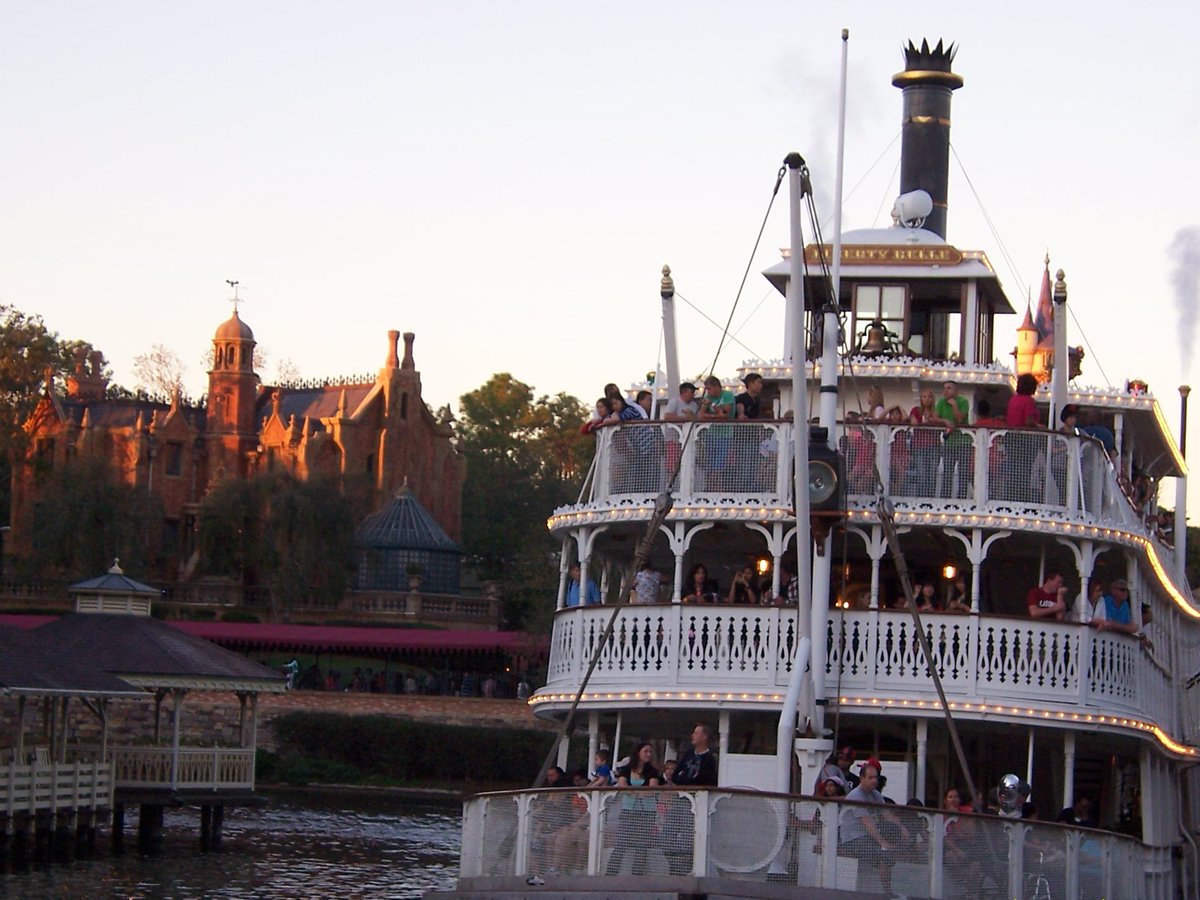 #PictureOfTheDay 
The #LibertyBelle steams along the #RiversOfAmerica during a #SunsetCruise from #LibertySquare to #Frontierland in #MagicKingdom Park at #WaltDisneyWorld Resort as the #HauntedMansion stands stately in the background.