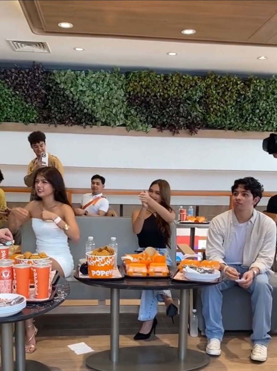 #CrizJo at Popeyes grand opening 💛💛💛
<a href="/mscrizataa/">críza</a> | <a href="/imjoaoconz/">João Constancia</a>