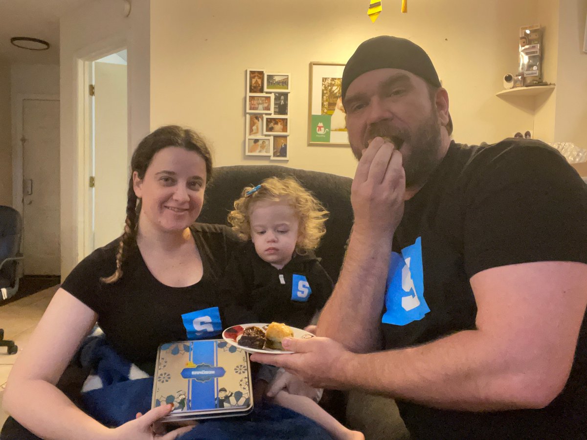 KandidlyKristen's tweet photo. Baklava has arrived ๐คฉ
The #PlayToEarn opportunities are amazing here but now we can also #PlayToEat in @TheSandboxGame ๐
IRL rewards from @sandboxturkey (also the @MadballsX giveaway my husband won from #TheSandbox that he had to show off lol)
@borgetsebastien #SandFam $SAND https://t.co/2NLSnc0soo