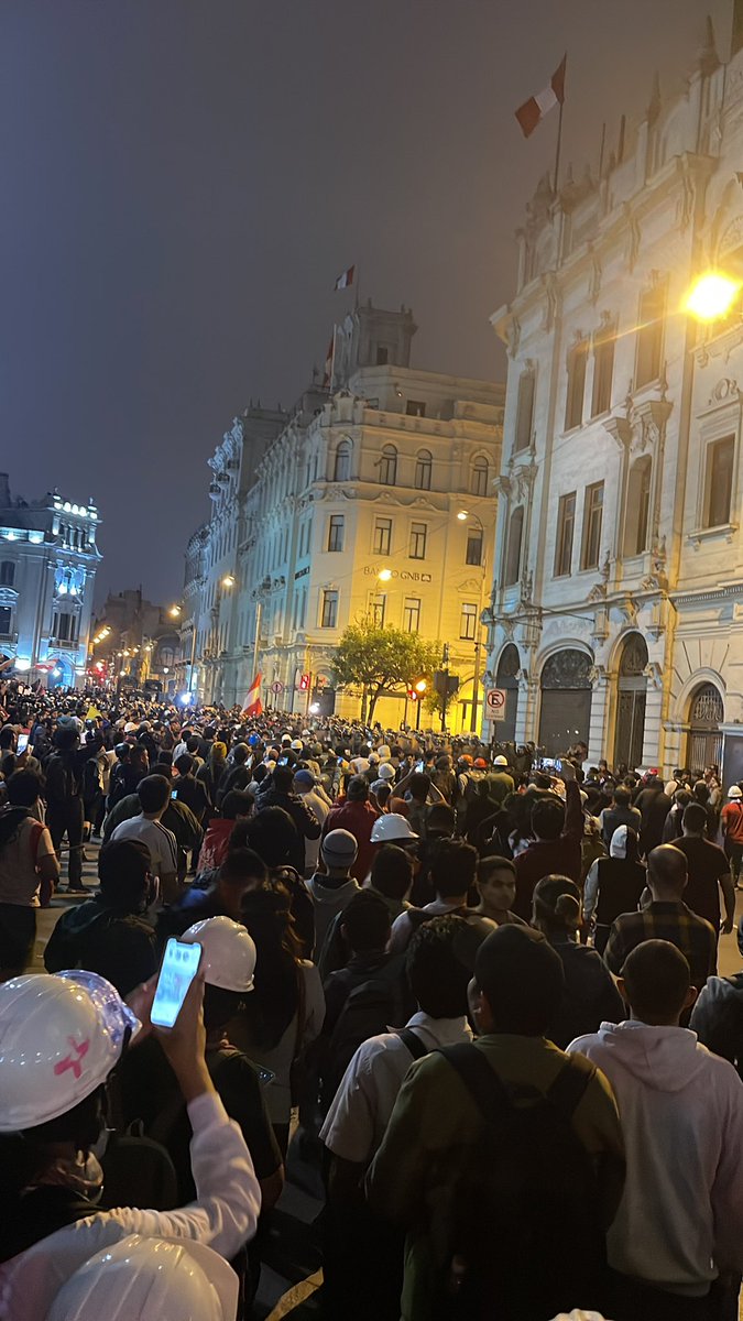 drantonioquispe's tweet photo. “La marcha a tomado la plaza SAN Martín y la policía ha cerrado las entradas a la plaza… Los protestantes están cazando ternas infiltrados como moscas…” https://t.co/2yhE5FdlVE