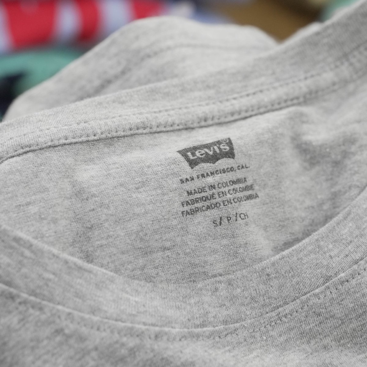 almacenesexito's tweet photo. Si eres de los que prefiere toda una vida el MADE IN COLOMBIA → like, comparte y comenta con la foto de una etiqueta "hech@ en Colombia” o "made in Colombia", (el comentario con más likes se lleva un bono de $200.000 para comprar prendas locales, tienen 24 horas para ganar) https://t.co/5lBjcDWPby