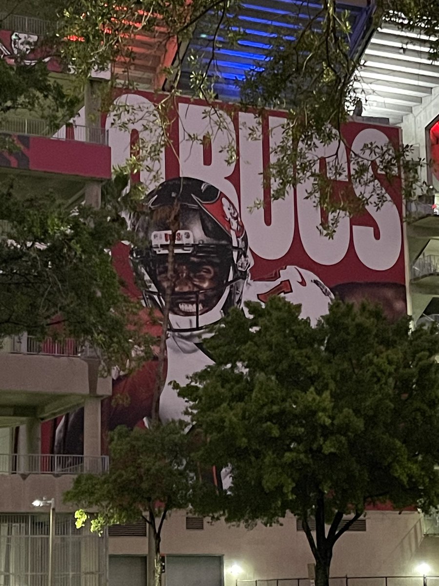 Bucs have one player on each stadium mural this year (as opposed to duos in past years). Chris Godwin is one (southeast corner, as @gregauman tweeted last week). Godwin is joined by Mike Evans (southwest), Lavonte David (northwest) and Vita Vea (northeast). https://t.co/9kd1HYKreL