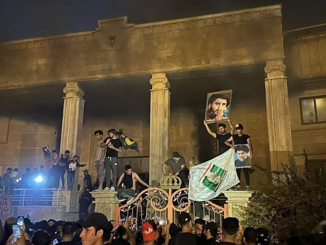 3vsrt_Iraq's tweet photo. #iraqi Observera att de
heroiska anhängarna till ledaren #Muqtada al-Sadr är de som brände den och #hingen annan
#Iraq
السفارة السويدية أنها تحترق https://t.co/UmPGREm7qn