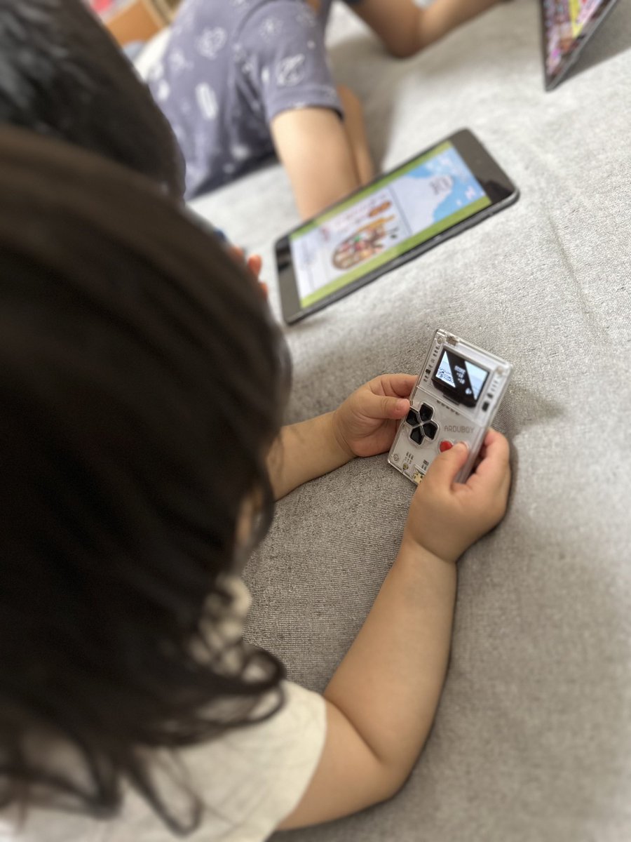 KUMA_St4di0's tweet photo. First video game play, my daughter 3 years old. Train dodge on Arduboy:)
生まれて初めてのゲームはArduboyというプレミアム。
#arduboy #arduino #traindodge https://t.co/bFJBGyxBzy