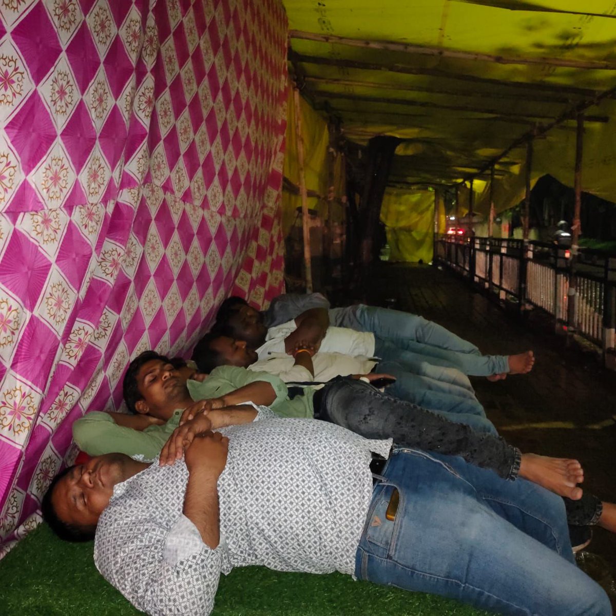 NavnathGSakhar4's tweet photo. #आता लढाई #आर-पार.
आता लढाई #रस्त्यावर.
#पोर्टलनोंदणी शिवाय माघार नाहीच.
#Mission2ndTAIT
#पोर्टलनोंदणी
#शिक्षकभरती2023
#कालमर्यादीतवेळापत्रक
#SMPIL
@SVW790
@surmayu
@RanjitSDeol
@dvkesarkar
@CMOMaharashtra
@Dev_Fadnavis
@VarshaEGaikwad
@RRPSpeaks
@zee24taasnews
@abpmajhatv https://t.co/AgITXysCNA