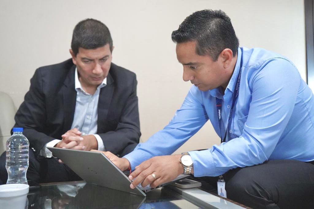 her_salcedo's tweet photo. Recibimos al nuevo director de la ANT Manabí, Daniel Carofilis, en la EP de Movilidad.

Mostramos la planificación que estamos ejecutando junto al alcalde @agustinintriago y el equipo de la empresa para trabajar en mitigar puntos críticos, mejorar la circulación, https://t.co/Ck0if81Wd9