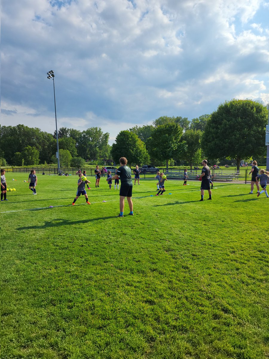 skcuolsirhc's tweet image. Awesome to see an grassroots team do an entire session lead by club keeper coach, intro to the keeper union 101.  Lots of laughs &amp;amp; giggles &amp;amp; over come fear of the role.  #inspirebeinspired #simpleconcept