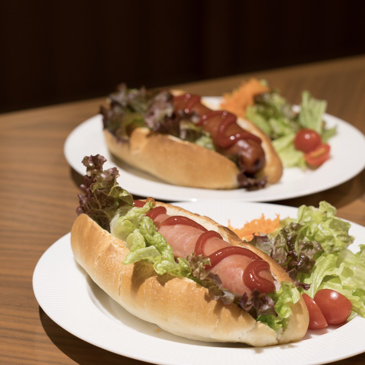 【ランチメニュー】

クリオのフードメニューのご紹介です!!
肉厚ジューシーなソーセージを、外はカリッと中はフワッと焼いたコッペパンで挟んだ"特製ホットドッグ"です🌭

ランチとしても小腹が空いた時のおやつとしても最適です♪

#早稲田 #歴史館 #cafeclio #ホットドッグ