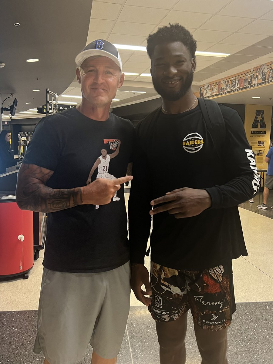 CoachCoombs34's tweet photo. What’s a day…got to watch Freddie Mcswain Jr. at his TBT practice and visit with a little bit! Missed that young man!!! Freddie and his team will be playing on ESPN tomorrow at 11am! Tune in! #21Pilot ❤️ https://t.co/0Hla3MCsV8