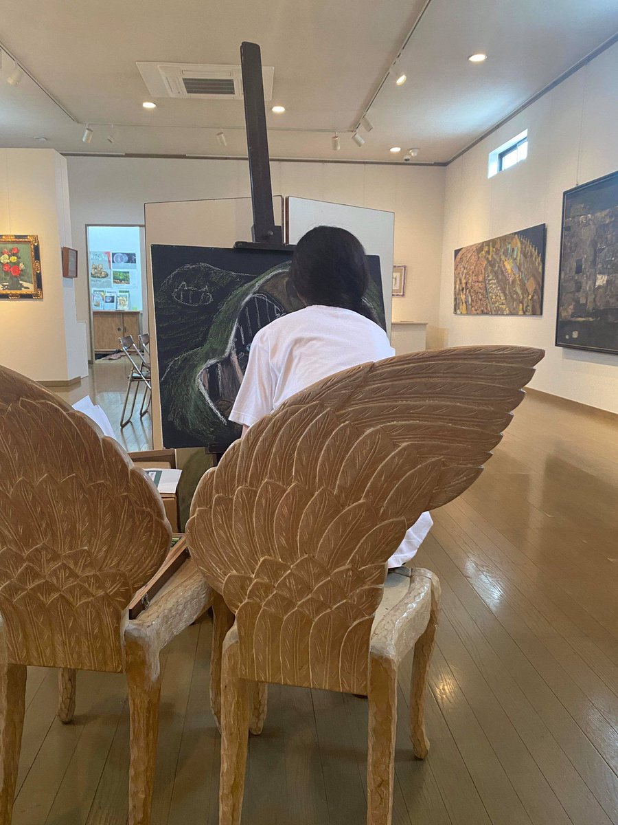 erurun_g's tweet photo. @tpo1911 本日最終日🙏　#東京フィルハーモニー交響楽団 のポスター原画、たくさんです🖼 ギャラリーで制作もしています👩‍🎨
冷たい麦茶&amp;お菓子もあります！ https://t.co/ri1GWJM2mR