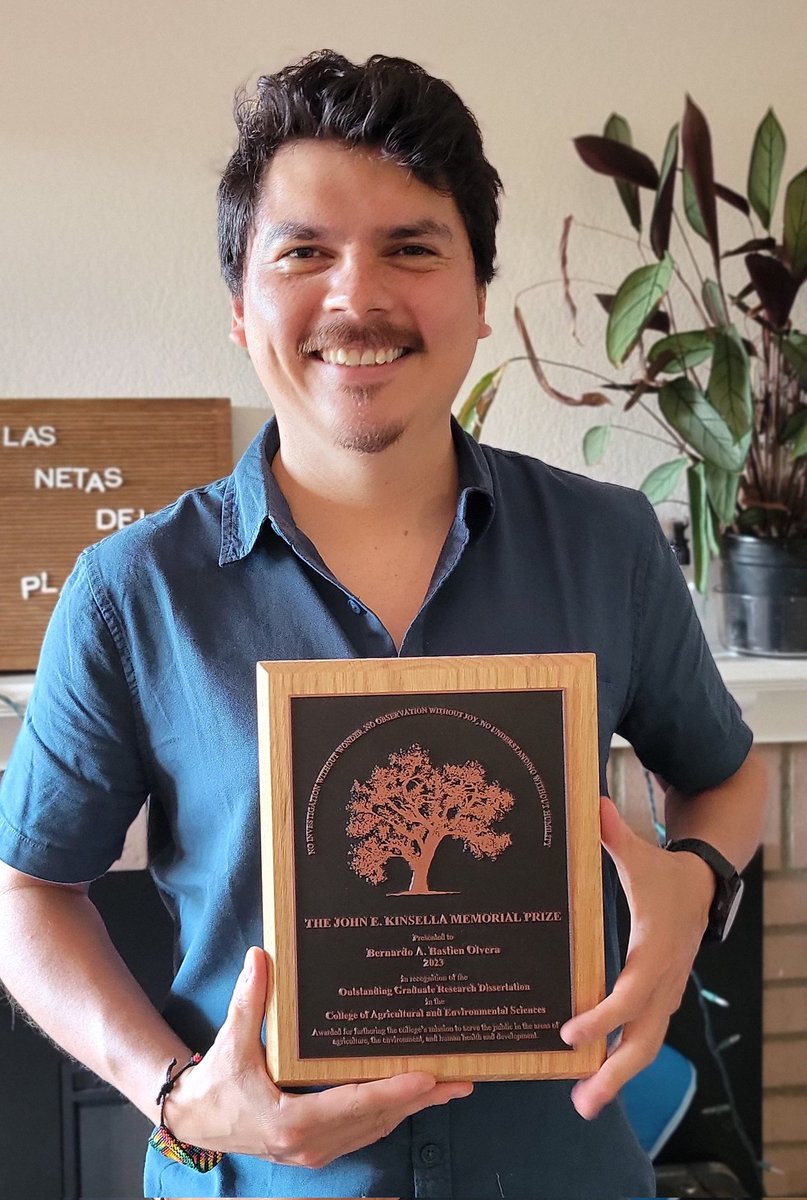 Capi_Planeta's tweet photo. Got this in the mail today!

Thrilled to have received the Kinsella Memorial Prize @ucdavisCAES. A big thank you to everyone who supported me along this way, especially my amazing advisor @ClimateFran! 

That plaque quote 🫶 https://t.co/u8Ew2lkwei
