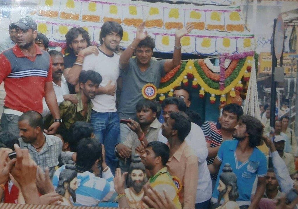 shivannaupdates's tweet photo. He's is the one who Supported every young hero's in their Initial days 
ದೊಡ್ಮನೆಯ ದೊಡ್ ಮಗನ ದೊಡ್ ಗುಣ✨ 
Pic - This was Shivanna Bhagyada Balegara Movie Opening day Rally At Majestic
#Shivarajkumar #Shivanna #Ghost #BigDaddy  #Yash #Yash19
#Drshivarajkumarupdates
@NimmaShivanna ❤️✨ https://t.co/tSaO21oTn3