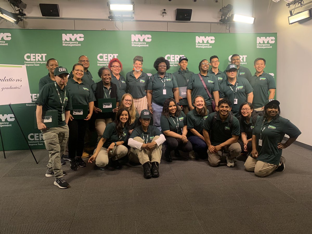 NYPDauxiliary's tweet photo. Congrats to all of tonight’s #CERT graduates &amp; awardees! It’s been a pleasure playing a role in your training &amp; we look forward to working alongside each one of you! Great to see some of our Auxiliary Officers pulling double duty as CERT volunteers as well! You’re all amazing! https://t.co/wJC5lOxbTz