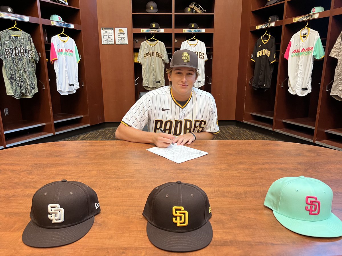 Pen to paper ✍️

Congrats <a href="/kannon_kemp/">Kannon Kemp</a> on signing with the San Diego Padres!

#FrontlineFamily #MLBDraft #BringTheGold
