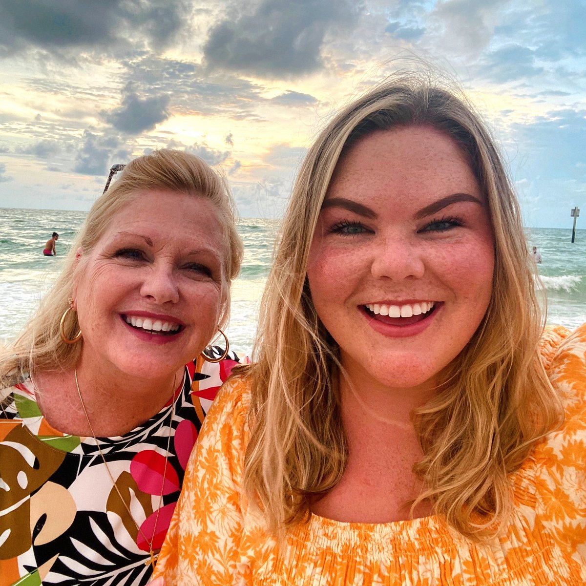 Too many selfies on vacation with my number one gal! There’s nothing better than quality time with your mama!!! 🌅🩵 #CHSSummerSelfieChallenge