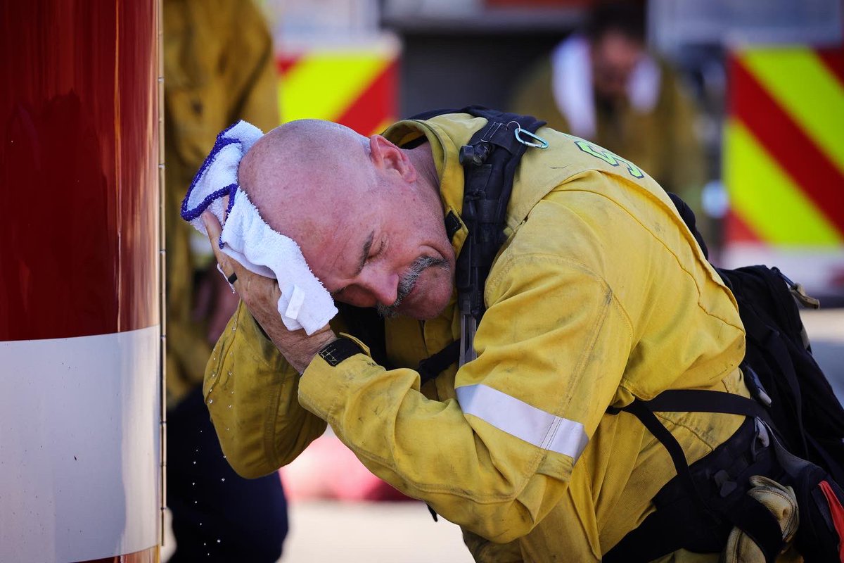 SwansonPhotog's tweet image. #heatwave #sanbernardinofiredepartment #oakfire #california #riversidecalifornia #calfire #wildfires 

#onassignment @afpphoto