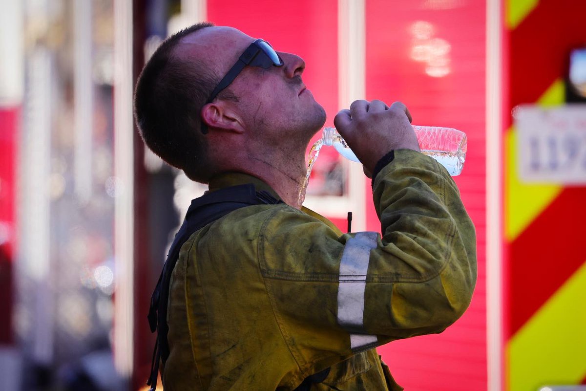 SwansonPhotog's tweet image. #heatwave #sanbernardinofiredepartment #oakfire #california #riversidecalifornia #calfire #wildfires 

#onassignment @afpphoto