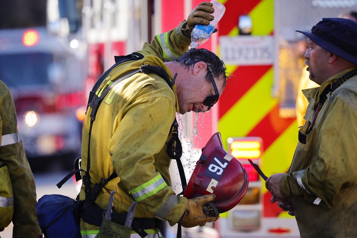 SwansonPhotog's tweet image. #heatwave #sanbernardinofiredepartment #oakfire #california #riversidecalifornia #calfire #wildfires 

#onassignment @afpphoto