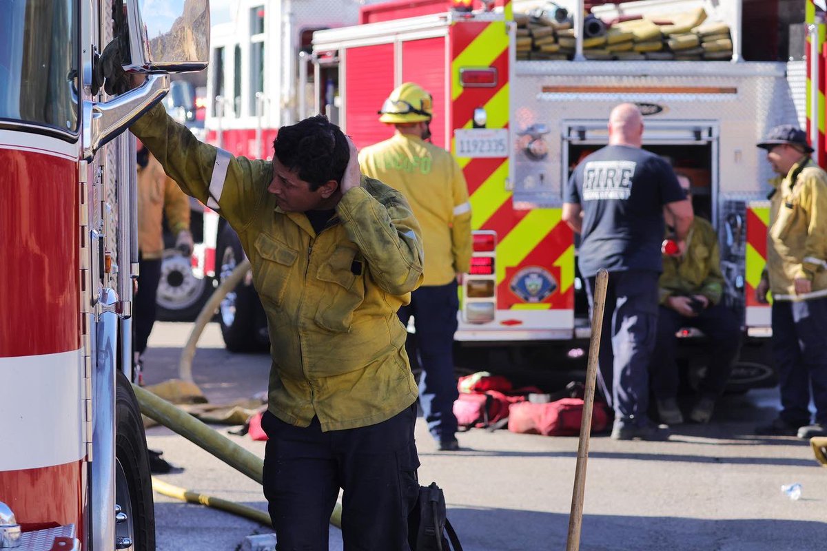 SwansonPhotog's tweet image. #heatwave #sanbernardinofiredepartment #oakfire #california #riversidecalifornia #calfire #wildfires 

#onassignment @afpphoto