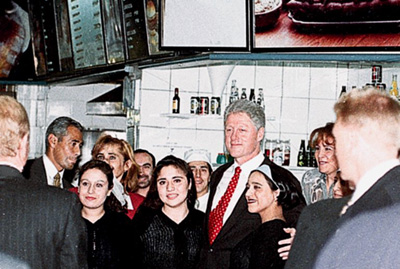 Autherpen's tweet photo. @patricionavia @darthvf1 La gente importante puede tener tiempo en medio de una gira, incluso para comerse un completo en una fuente de soda, como lo hizo el ex presidente Bill Clinton. Bajísimo el nivel del analista #DuckNavia https://t.co/zXc8T6us6P
