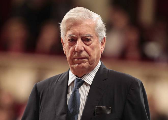 “Nunca digas que amas a alguien si nunca has visto su ira, sus malos hábitos, sus creencias absurdas y sus contradicciones. Todos pueden amar una puesta de sol y la alegría, solo algunos son capaces de amar el caos y la decadencia”. 
Mario Vargas Llosa
#Fuedicho