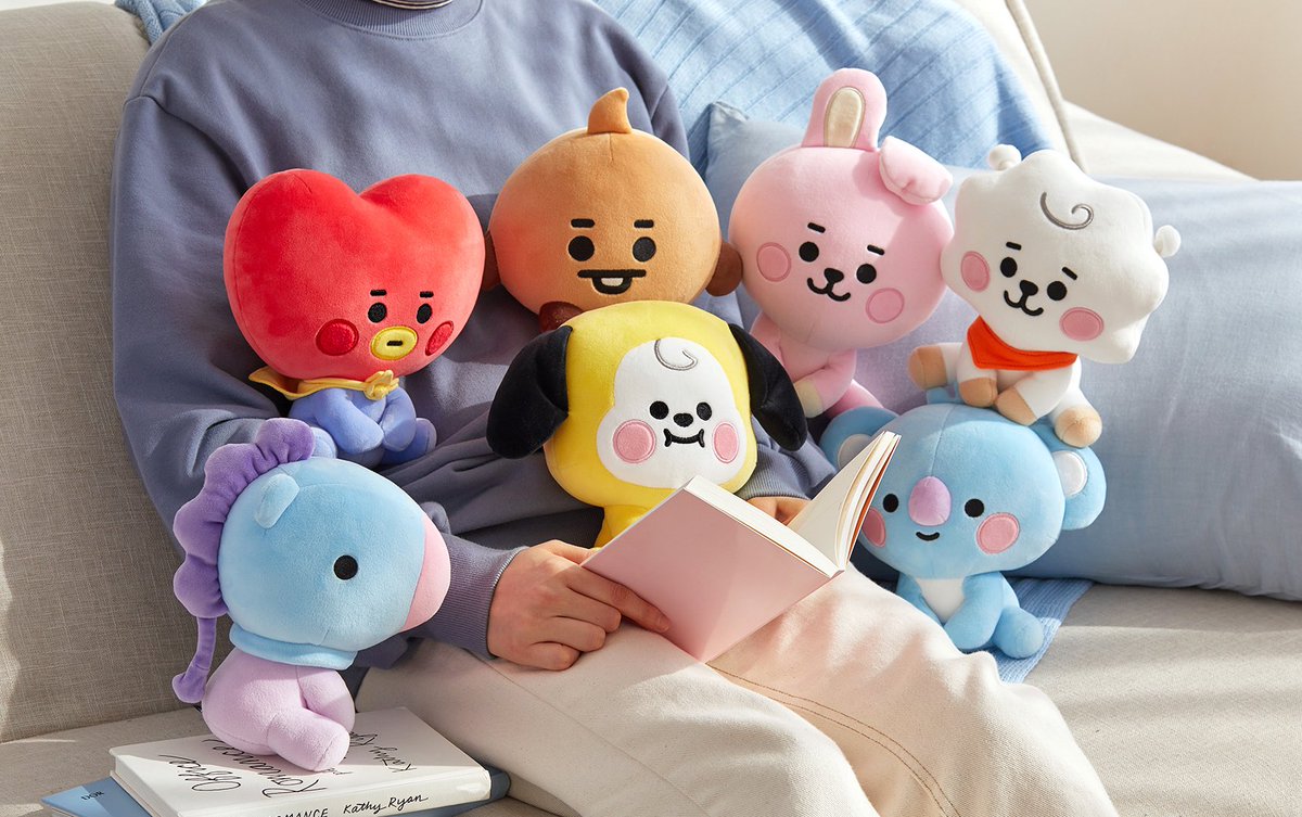 KpopIndiana's tweet photo. 🧸𝙺-𝚙𝚘𝚙 𝙿𝚕𝚞𝚜𝚑𝚒𝚎𝚜🧸

Kpop groups like #BTS, #StrayKids, #NewJeans, #Twice, #IVE, #ITZY &amp; more have character plush dolls that we all adore! 😊 

Show off your plushies below!⬇️ 

#plushies #minive #bt21 #Skzoo #twicelovelys #wdzy https://t.co/wHVjSK1EeV